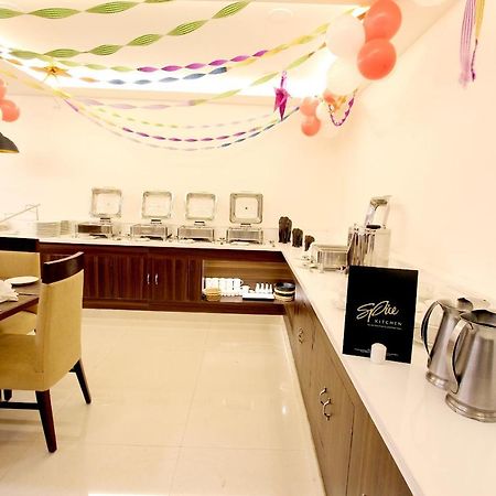 Genx Usha Kiran Agra Hotel Агра Екстериор снимка
