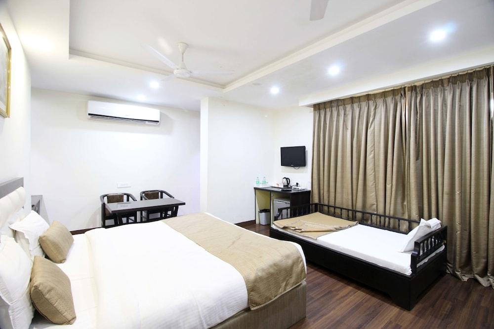 Genx Usha Kiran Agra Hotel Агра Екстериор снимка