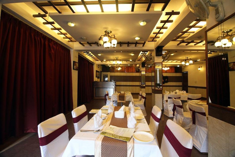 Genx Usha Kiran Agra Hotel Агра Екстериор снимка