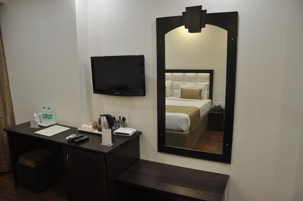 Genx Usha Kiran Agra Hotel Агра Екстериор снимка