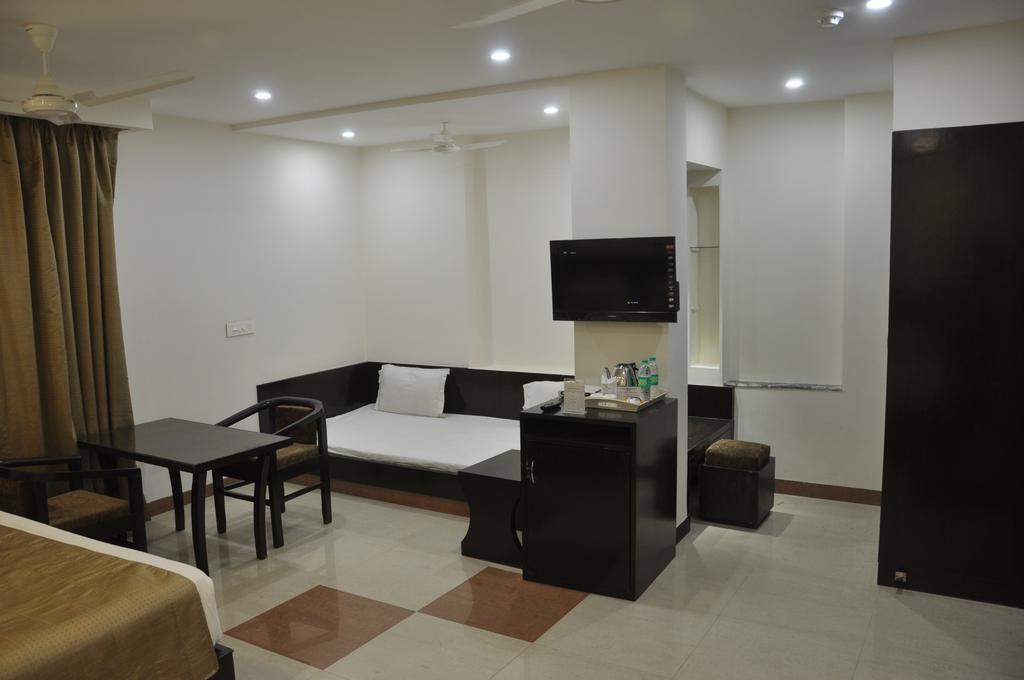 Genx Usha Kiran Agra Hotel Агра Екстериор снимка