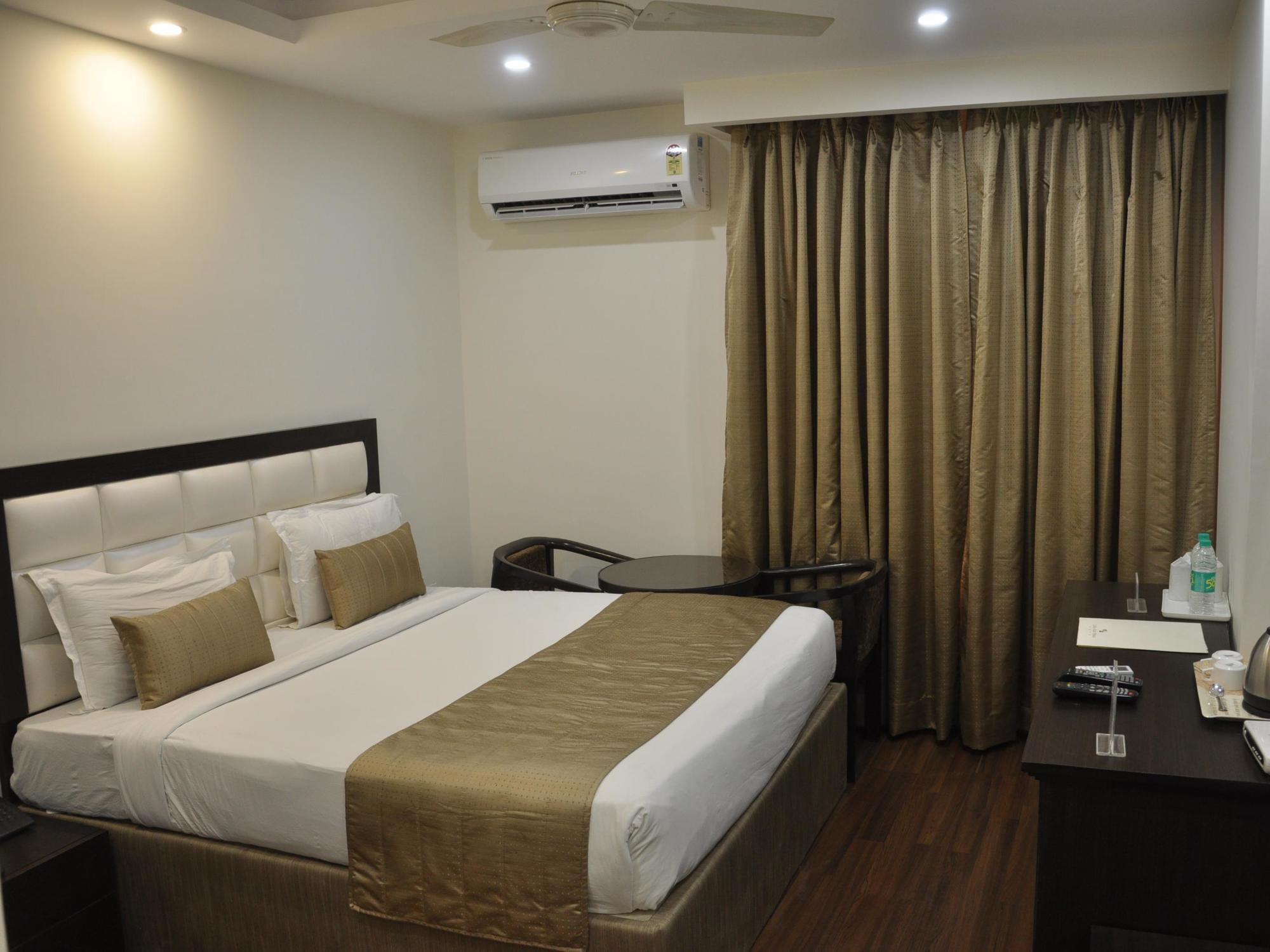 Genx Usha Kiran Agra Hotel Агра Екстериор снимка