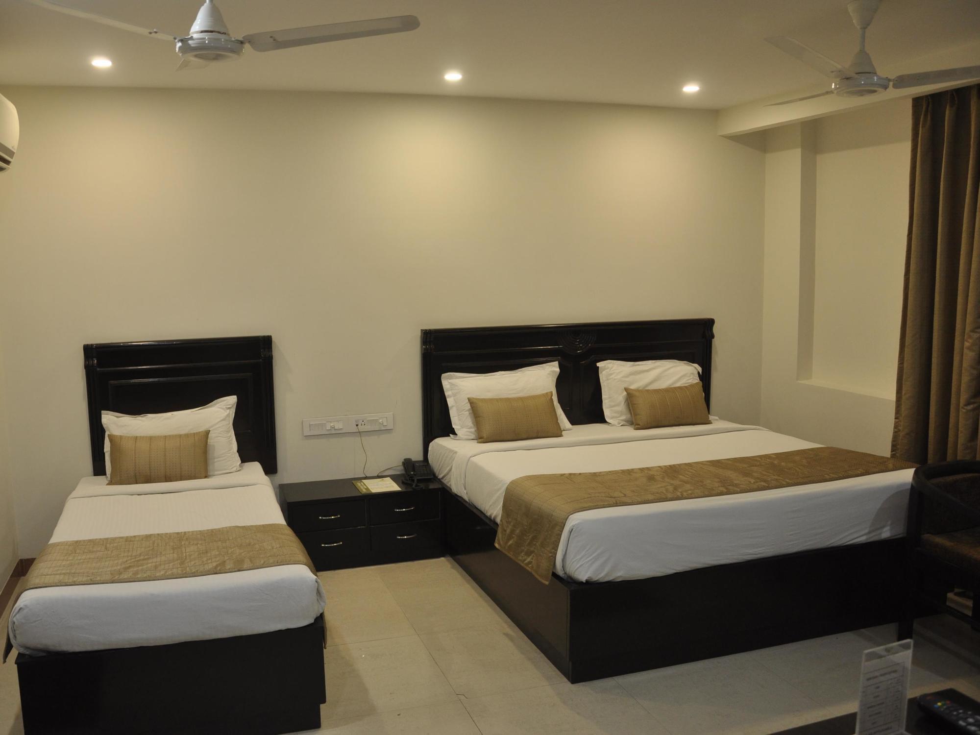 Genx Usha Kiran Agra Hotel Агра Екстериор снимка