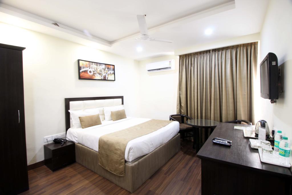 Genx Usha Kiran Agra Hotel Агра Екстериор снимка