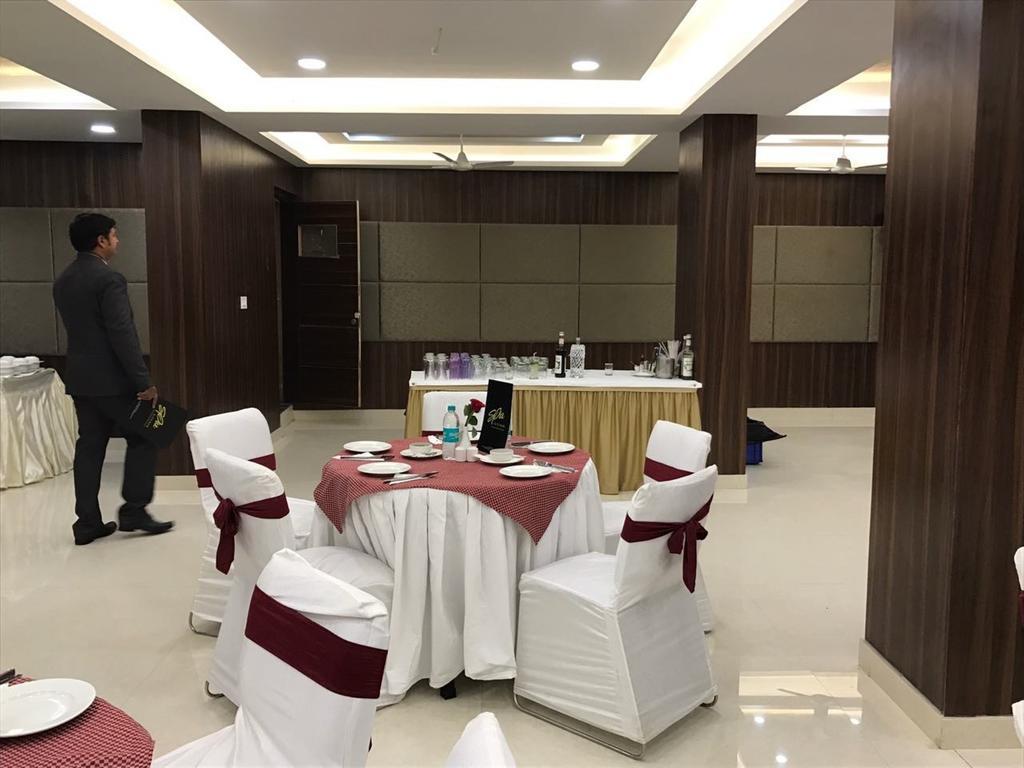Genx Usha Kiran Agra Hotel Агра Екстериор снимка