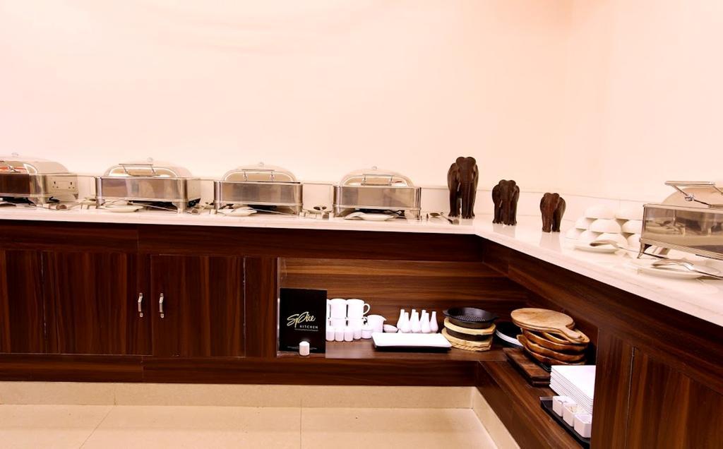 Genx Usha Kiran Agra Hotel Агра Екстериор снимка