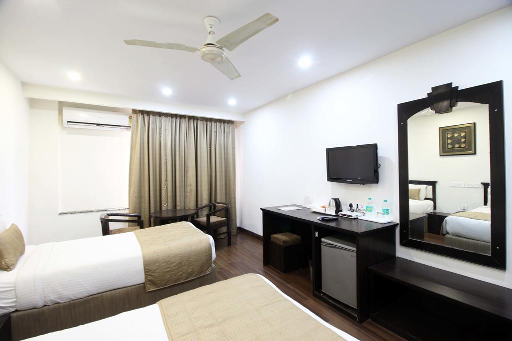 Genx Usha Kiran Agra Hotel Агра Екстериор снимка