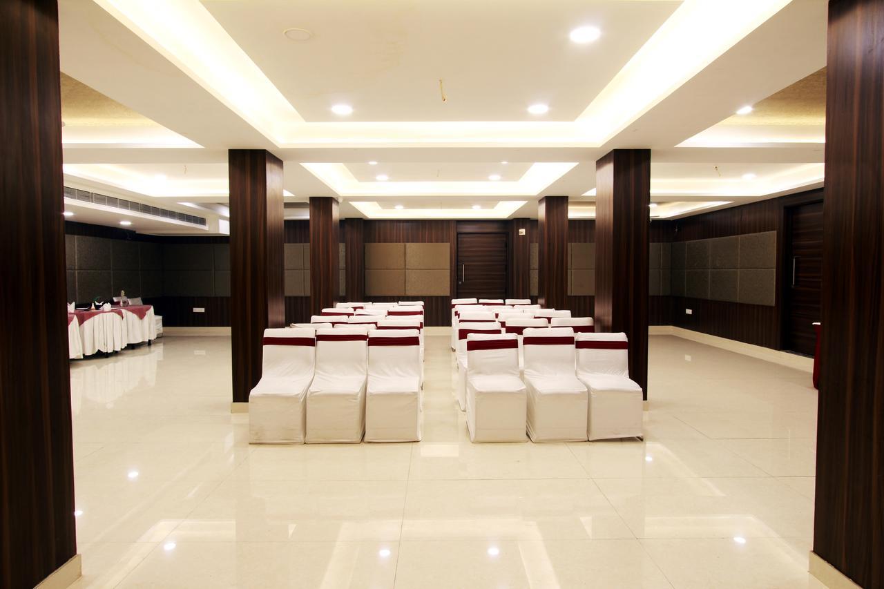 Genx Usha Kiran Agra Hotel Агра Екстериор снимка