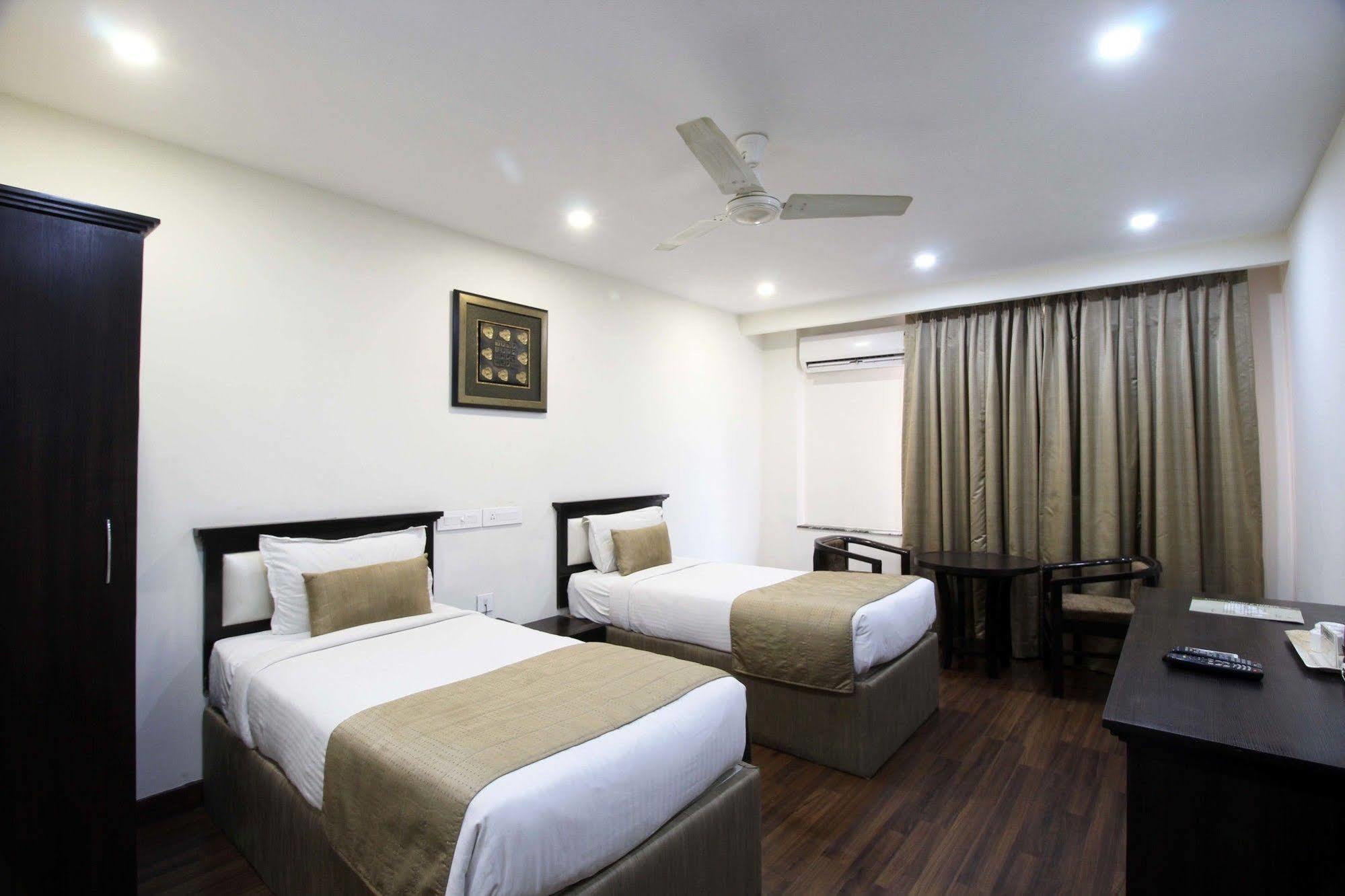 Genx Usha Kiran Agra Hotel Агра Екстериор снимка