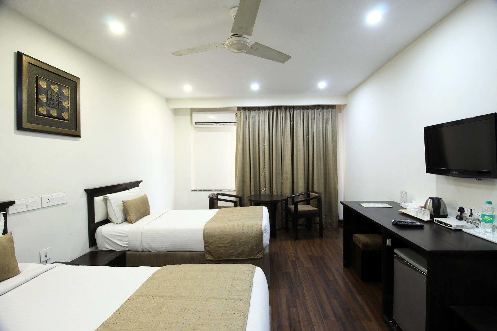 Genx Usha Kiran Agra Hotel Агра Екстериор снимка