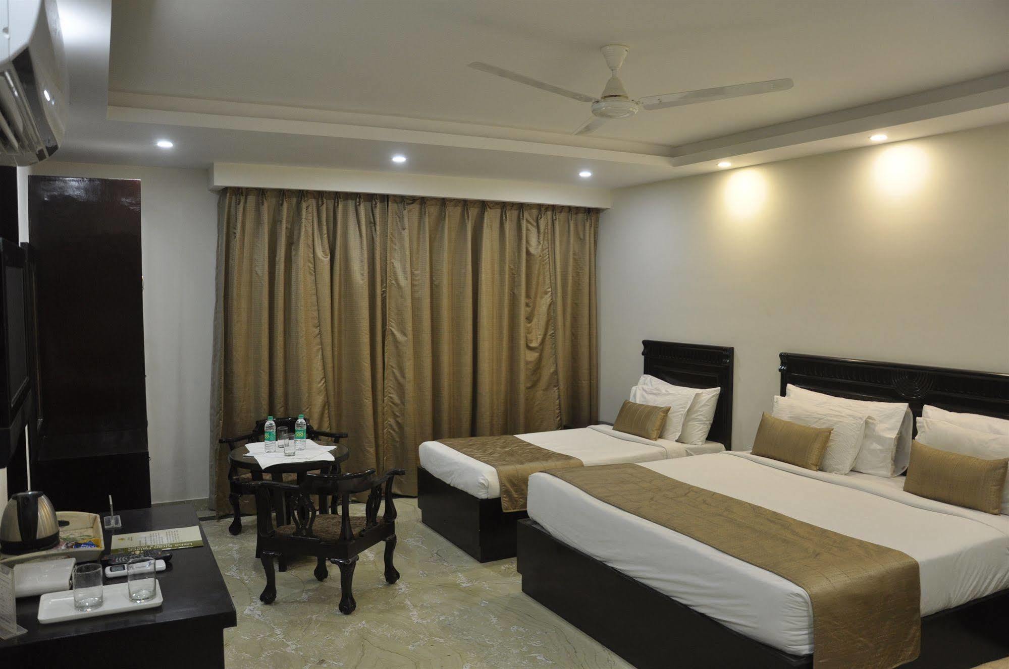 Genx Usha Kiran Agra Hotel Агра Екстериор снимка