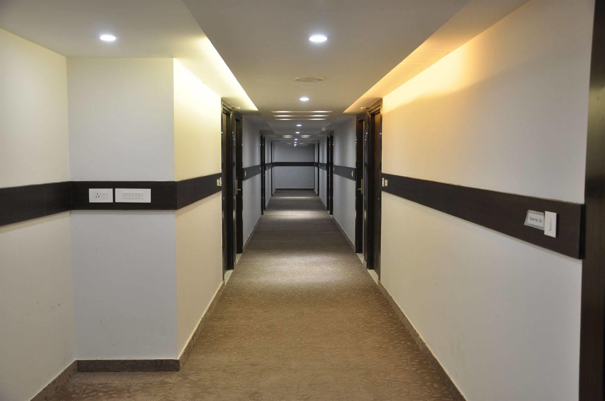 Genx Usha Kiran Agra Hotel Агра Екстериор снимка