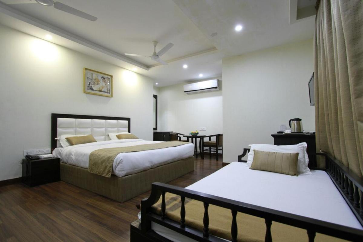 Genx Usha Kiran Agra Hotel Агра Екстериор снимка