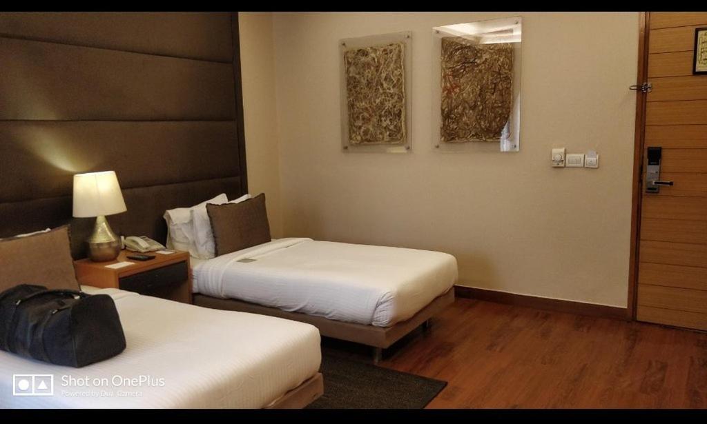 Genx Usha Kiran Agra Hotel Агра Екстериор снимка