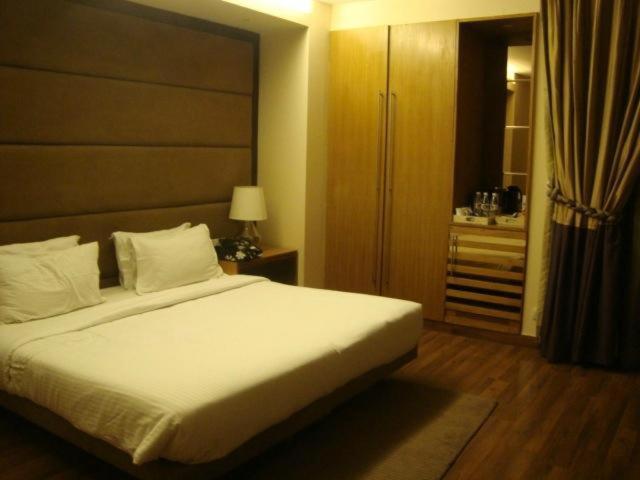 Genx Usha Kiran Agra Hotel Агра Екстериор снимка